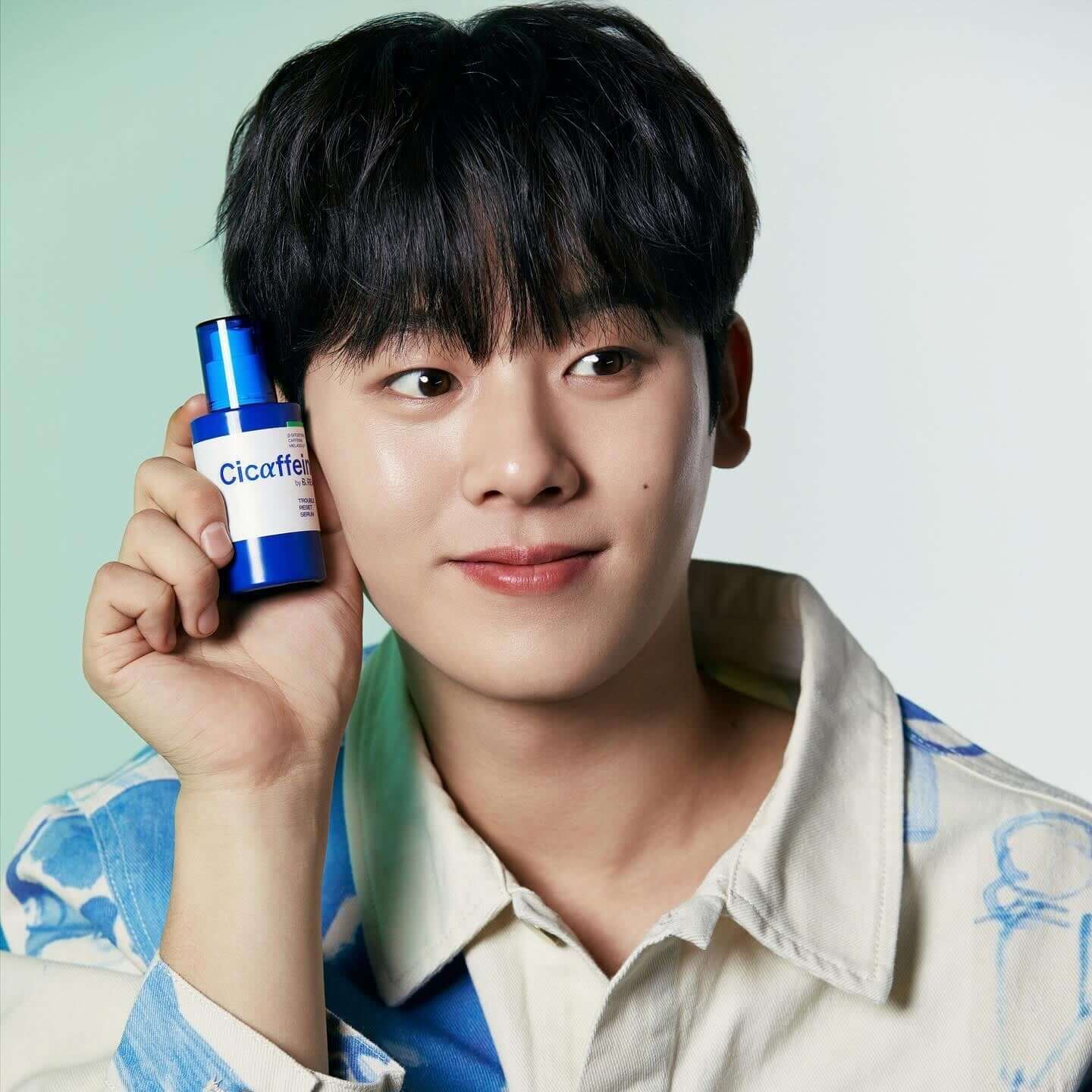 Gentleman Korea model holding B.READY Cicaffein trouble Reset Serum 40ml bottle beside face, blue packaging for men’s Korean skincare